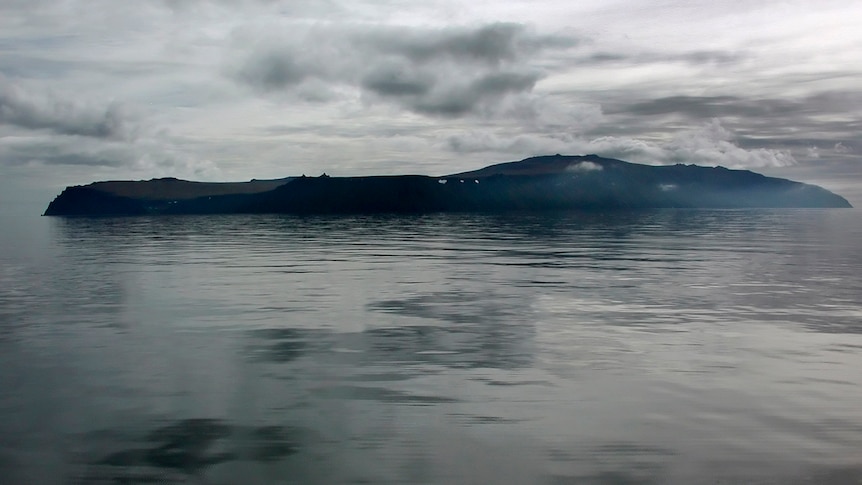 Big Diomede 岛坐在白令海峡俄罗斯一侧的晨雾中